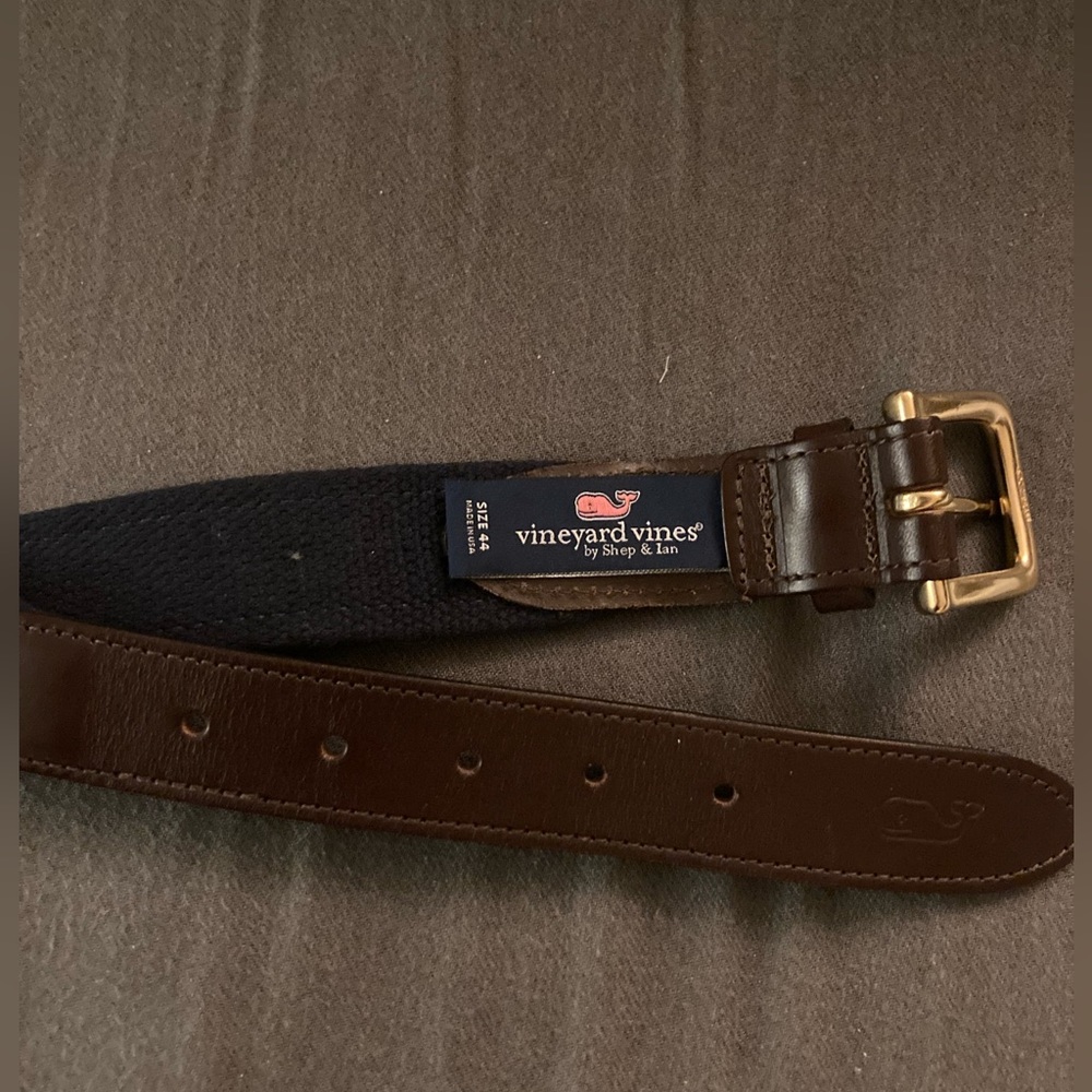 Blue crab on pink belt, size 44, Vineyard Vines.